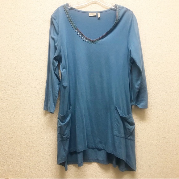LOGO Embellished V-neck 3/4 Sleeve Pocket Tunic
